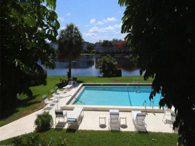 Naples Charming Two Bedroom Condo